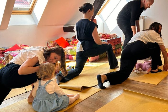 Oră de yoga la Kuib Art Studio, cu cei mici alături